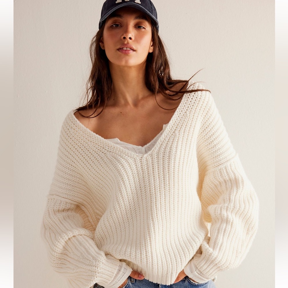 🍦NWT WE THE FREE CUDDLE V NECK SWEATER - Picture 1 of 4